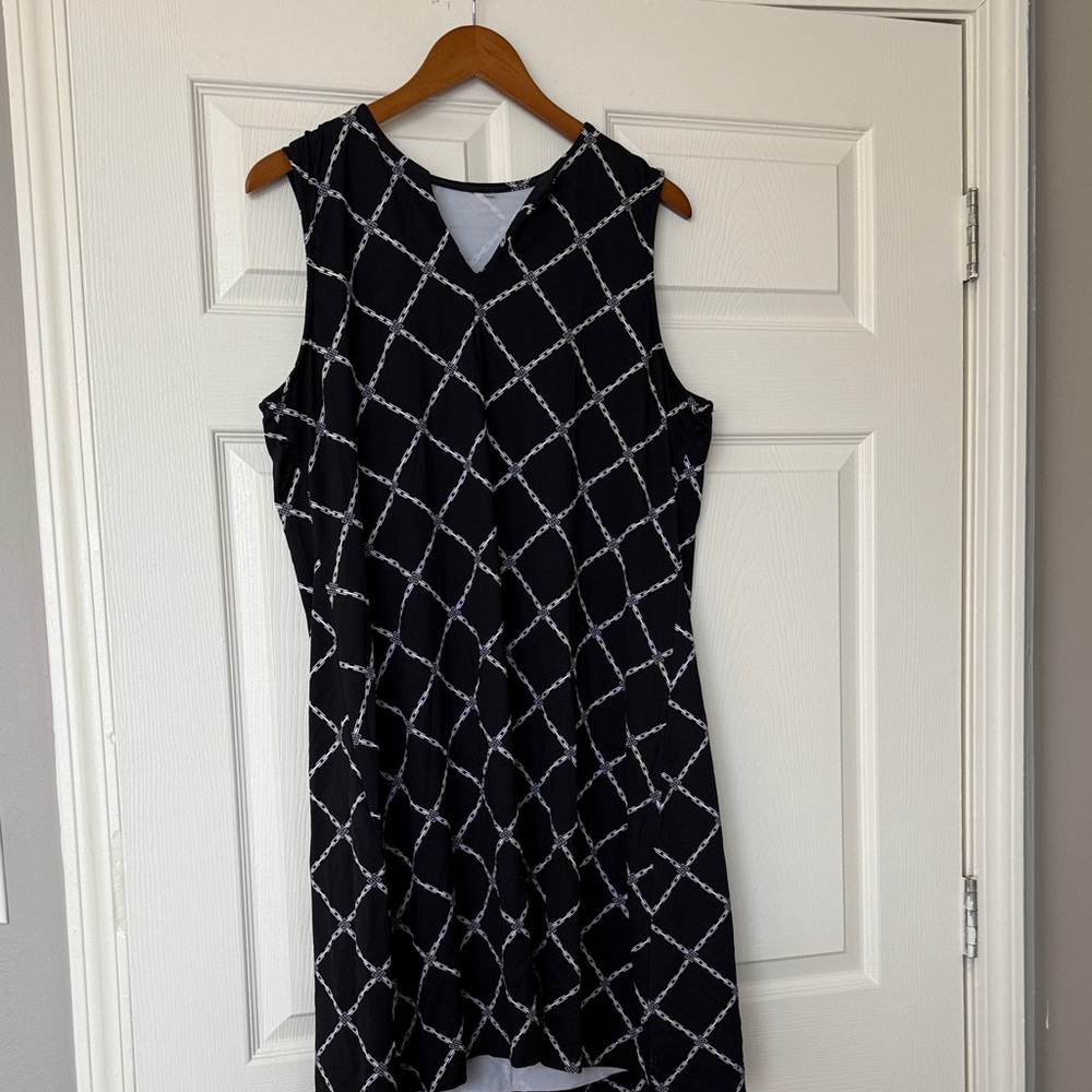 Elegant Black and White Sleeveless Dress